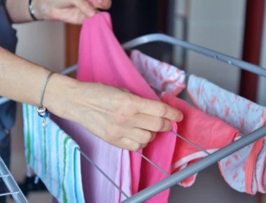 Αυτός είναι ο λόγος που δεν πρέπει να στεγνώνετε τα ρούχα μέσα στο σπίτι